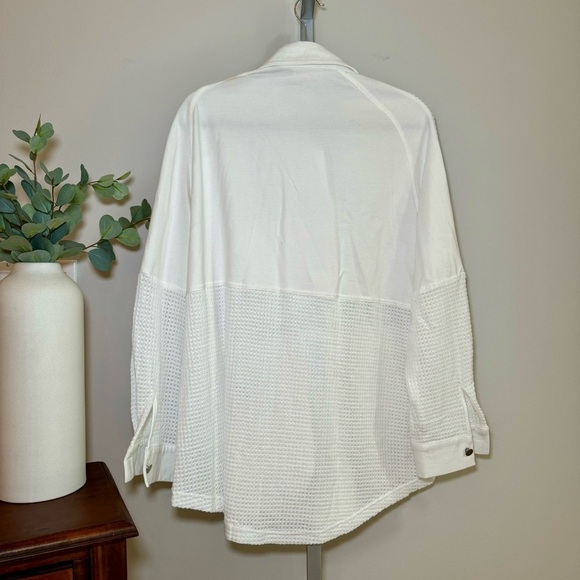 NWT Long sleeved oversized white button down with waffle weave detail size M - Picture 4 of 6
